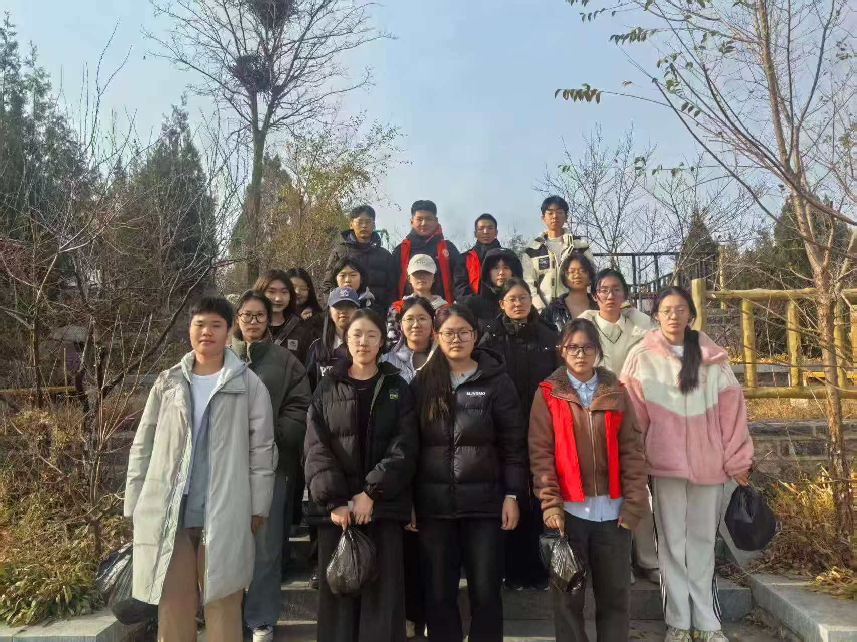 政法青协开展“情系马武 共护青山”主题净山活动