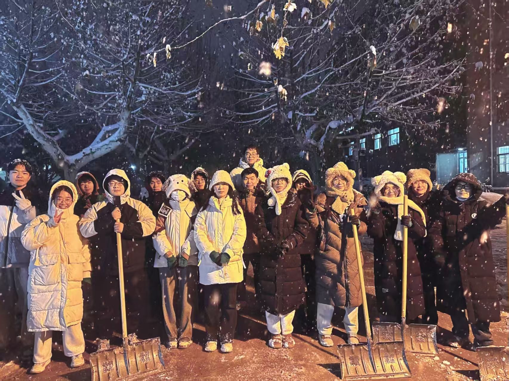 以雪为令践初心 志愿服务暖校园——毛巾哥
开展扫雪除冰行动